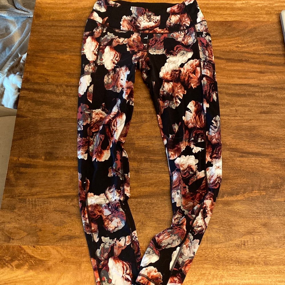 Pair of womens Victoria’s Secret leggings. Size medium.